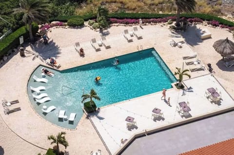 Near Hotel/Beaches 1st Floor Gold Coast Condo (179)