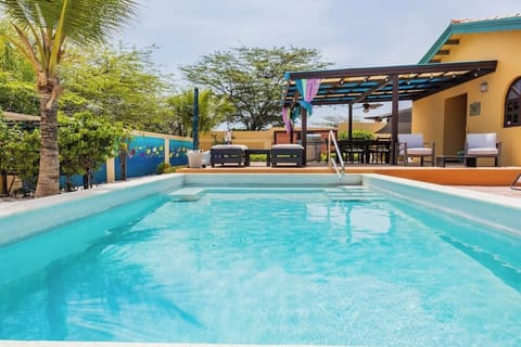 Private Pool Lush Garden & 2BR Oasis in Aruba (381)