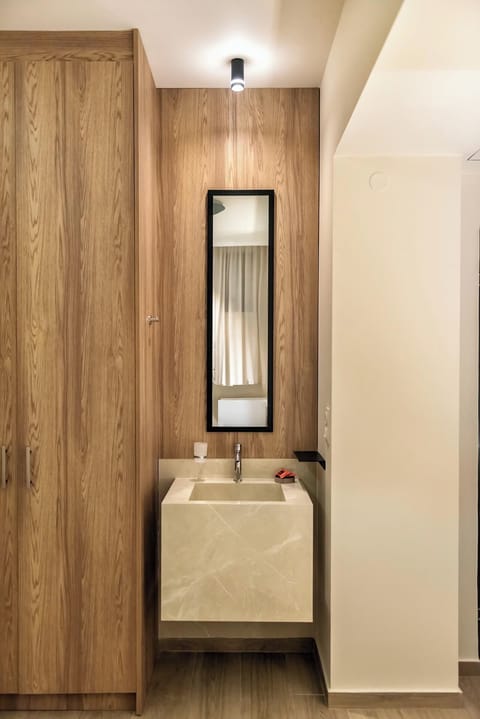 Ensuite washbasin to bedroom 1