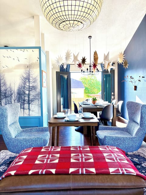 No worries about bugs or humidity.  Go ahead and leave the doors open.