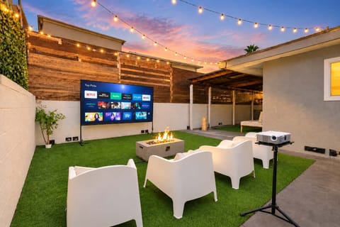 Unwind under the evening lights with a cozy outdoor setting designed for relaxed gatherings and memorable nights. 🔥✨🌙