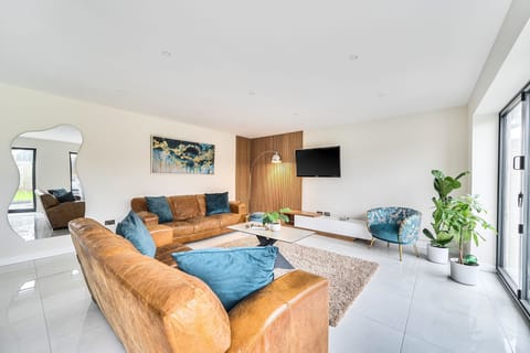 Casa Honeybourne, Southbourne: Relax in the stylish seating area