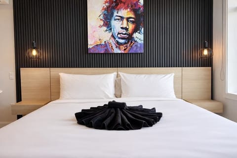 Style moderne et esprit rock 'n' roll. Entre son mur à lattes élégant et son design épuré, cette chambre est le refuge idéal pour votre séjour. Profitez d'un confort absolu dans un cadre unique.