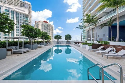 Resort-style amenities: barbecue, billiard room, clubhouse, community room, gym, sauna, and pool