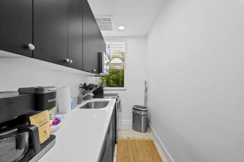 Stylish and functional: our kitchen has it all. Prepare delicious meals with ease in our modern and well-equipped kitchen.