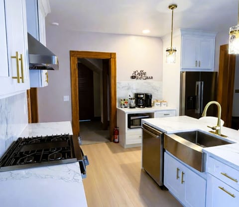 Waterfront modern kitchen w/coffee and tea bar