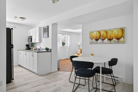 Full kitchen with dinning area