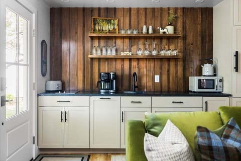 Coffee bar + cocktail station ready ☕🍷

With open shelving, glassware, and all the essentials, this stylish kitchenette makes it easy to start your morning right or wind down with an evening drink.