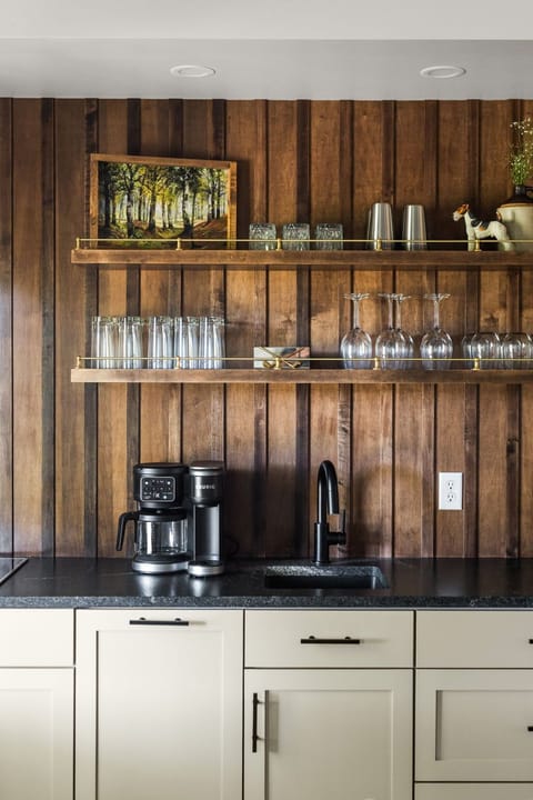 Thoughtfully stocked and ready to host ☕🥂

With open shelving, glassware, and a convenient coffee setup, this stylish bar nook makes mornings easy and evenings effortless.