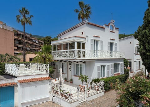 Window, Residential Area, House, Facade, Home, Balcony, Human Settlement, Estate, Hacienda, Porch