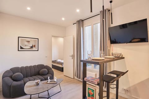 Salon avec canapé, cuisine ouverte entièrement équipée, espace repas