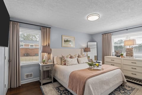 primary suite with king bed and smartTV