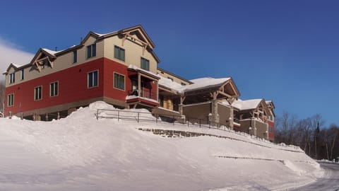 The exterior of this slopeside condo blends modern mountain design with snowy surroundings, setting the tone for a true Okemo getaway.