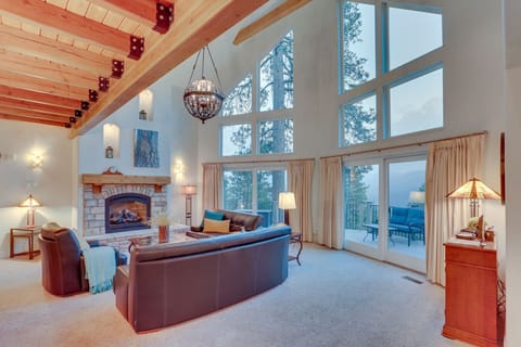 Living Room | Vaulted Ceilings & Floor-to-Ceiling Windows