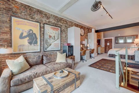 Urban Retreat: Chic loft with vintage charm, stunning art, and plush seating for a relaxing stay!