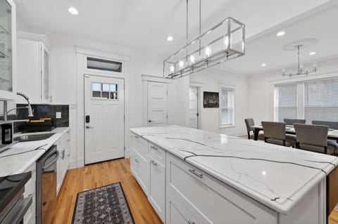 Clean, modern finishes throughout with thoughtful design touches that make every corner feel fresh and comfortable. 🛁✨
#ModernComfort #LuxuryTouches #AirbnbHome