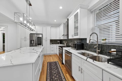 A beautifully designed kitchen with sleek appliances, generous counter space, and everything you need for a comfortable stay. 🍳✨
#KitchenGoals #ModernStay #TravelComfort