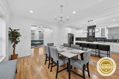 Bright, open dining space perfect for gathering, with a modern chef’s kitchen and sleek island seating for morning coffee or evening wine. ✨🍽️
#OpenConcept #ModernLiving #AirbnbStay