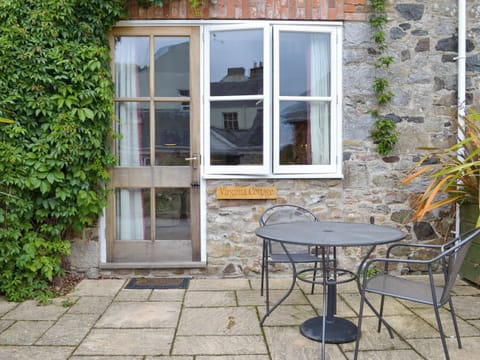 Sitting-out-area | Virginia Cottage - East Dunley Cottages, Bovey Tracey