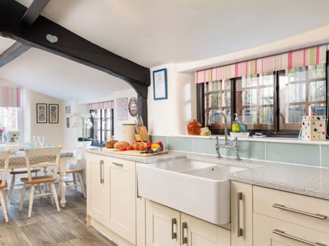 Wonderful kitchen/diner with a double Belfast sink | The Old Sweet Shop - Vicarage Road Holiday Cottages, Minehead