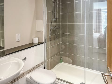 Bathroom | Raven Wing 17 - Highland Club, Fort Augustus