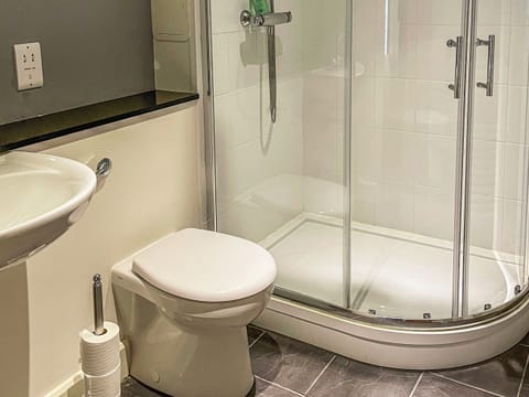 Shower room | Raven Wing 11 - Kintail Apartment - Highland Club, Fort Augustus