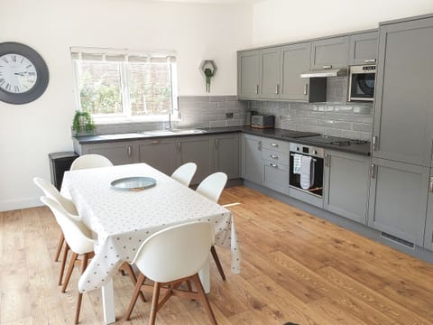 Kitchen/diner | Apple Lodge - Little Dunley Cottages, Bovey Tracey