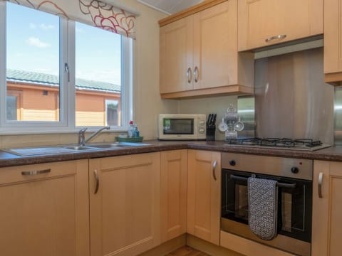 Kitchen | 7 Atlantic Crescent - Mullacott Retreats, Ilfracombe