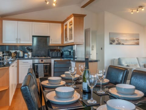 Dining Area | 32 Ocean Terrace - Mullacott Retreats, Ilfracombe