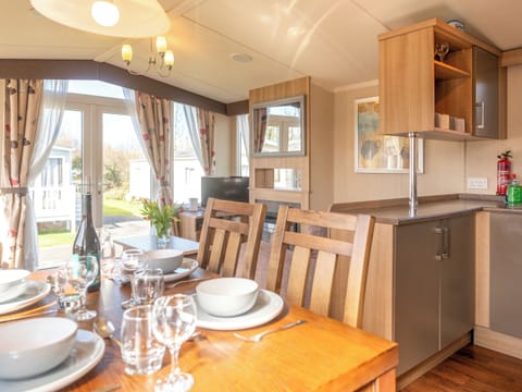 Open plan living space | 24 Woolacombe Heights - Mullacott Retreats, Ilfracombe