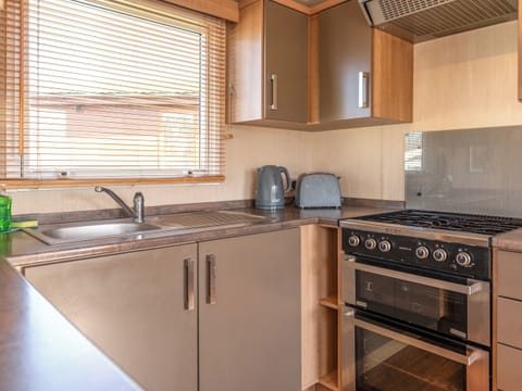 Kitchen | 24 Woolacombe Heights - Mullacott Retreats, Ilfracombe