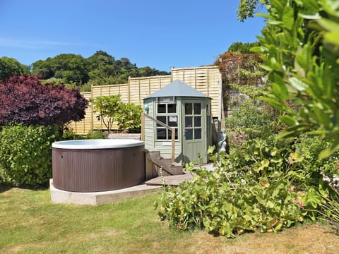 Hot tub | Pilgrim Corner - Vicarage Road Holiday Cottages, Minehead