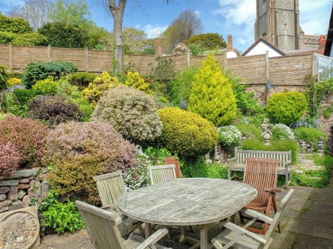 Sitting out area in the picturesque garden | Pilgrim Corner - Vicarage Road Holiday Cottages, Minehead