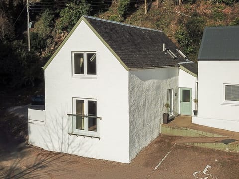 Delightful holiday cottage on the shores of Loch Linnhe | Allt-Nan-Ros Cottage - Allt-Nan-Ros Apartments, Onich, near Fort William