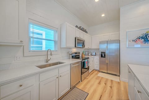 Sunrise Beach #44 - Between the Shores: Gourmet kitchen