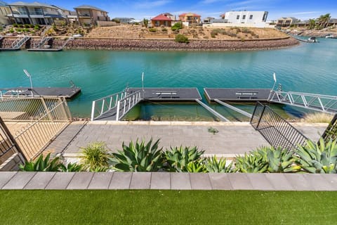 Pontoon access - Children must be supervised by adults.