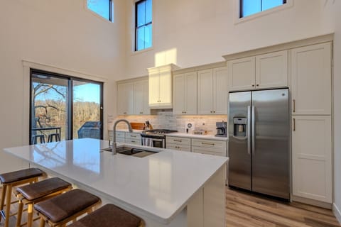 Full kitchen for a lunch break off Watts Bar Lake!