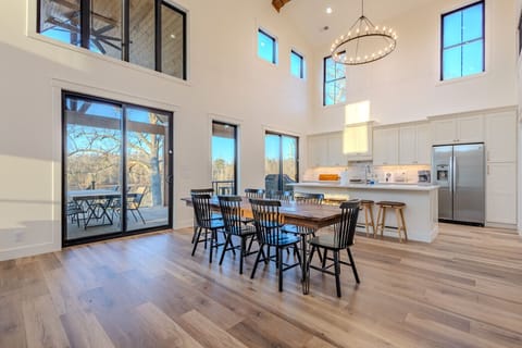 Dinner Plans Secured! Plenty of seating for the whole family.