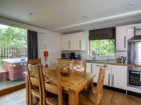 Strathyre Classic Golden Oak Lochside