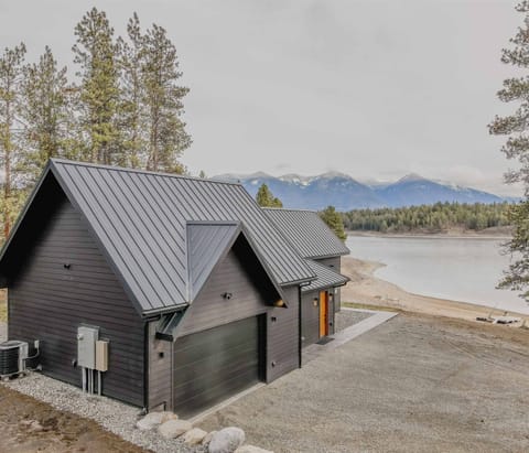 An idyllic lakeside retreat -Sophie Lake Chalet’s perfect blend of comfort and nature