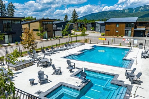 Clubhouse pool & hot tub
