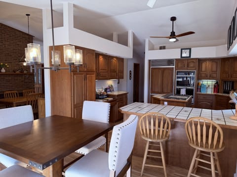 Spacious kitchen w/counter seating, eat-in dining table perfect for shared meals