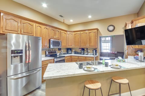 Kitchen | Coffee Maker | Breakfast Bar