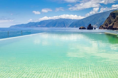 Float peacefully as turquoise water meets the horizon.