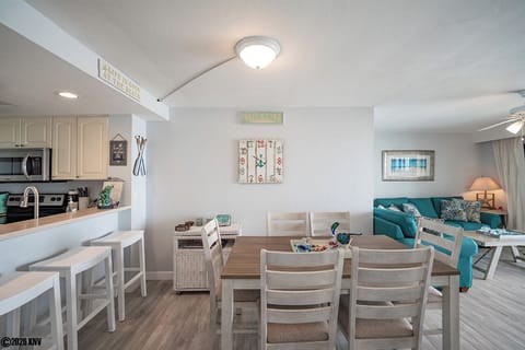 Island Style Condo has comfortable furnishings