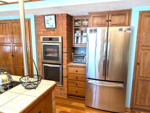 KITCHEN:  The home has a very large kitchen with all appliances (including a dishwasher) plus a kitchen island.