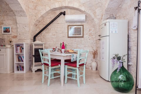 Furniture, Interior Design, Chair, Table, Flooring, Kitchen & Dining Room Table, Apartment, Dining Room, Ceiling, Stone Wall