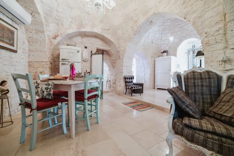 Wall, Furniture, Interior Design, Flooring, Ceiling, Chair, Apartment, Kitchen & Dining Room Table, Stone Wall, Vault