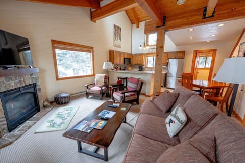 Cozy livingroom with Smart TV, wireless internet, and gas fireplace.