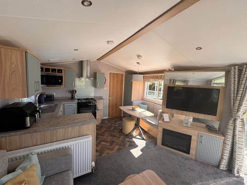 Kitchen / Dining area